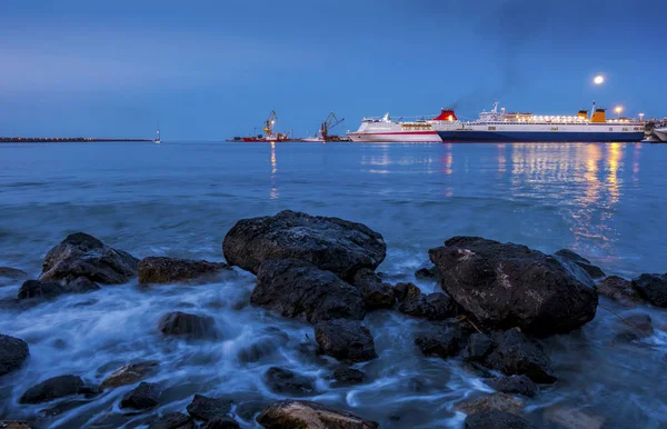  Passenger ferries in the port at dusk at sunset, Heraklion, C — Stock Photo, Image